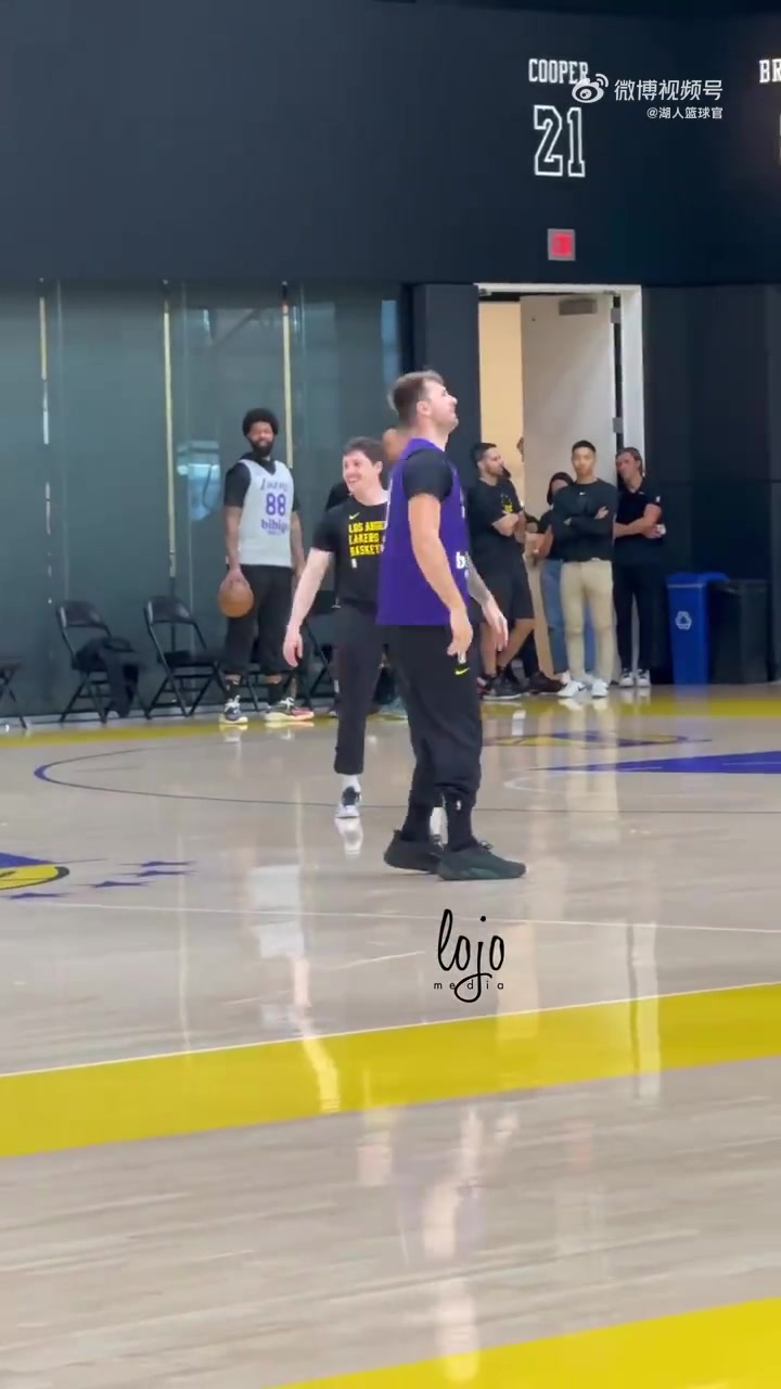 就是這么信任你！DFS出手三分，東契奇在旁邊提前慶祝